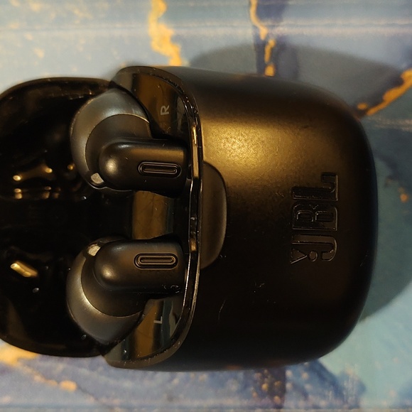JBL 220 TWS Black Earbuds - Picture 2 of 4